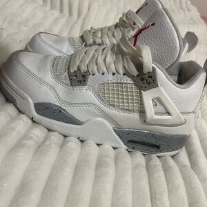 These are the Jordan Oreos 4s they are almost brand new!